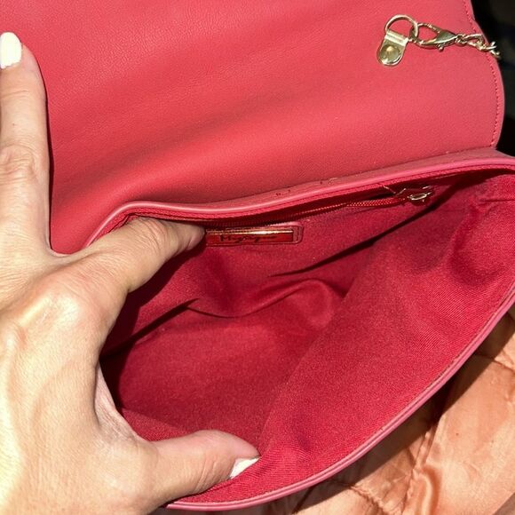 Deep‎ red Miztique faux leather crossbody purse with gold chain - Picture 7 of 8